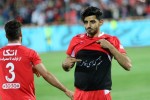 بوسه-ترابی-بر-پیراهن-پرسپولیس-روبروی-تیم-سابقش